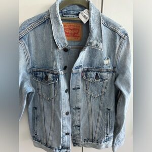 Levi’s distressed trucker denim jacket size S in men NWT